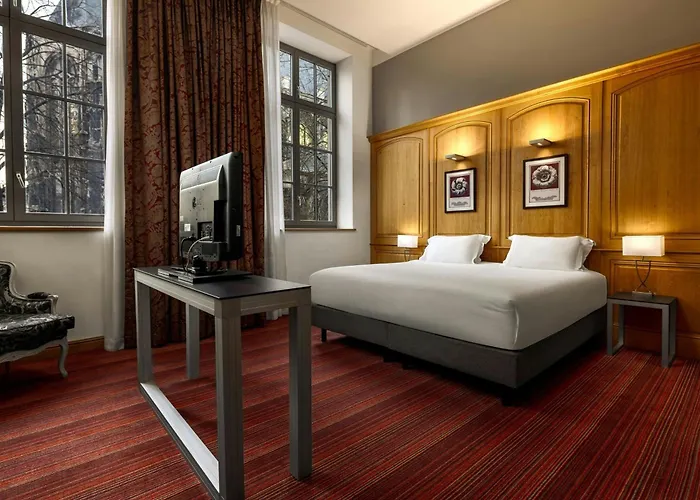 Hotel De Bourgtheroulde, Autograph Collection