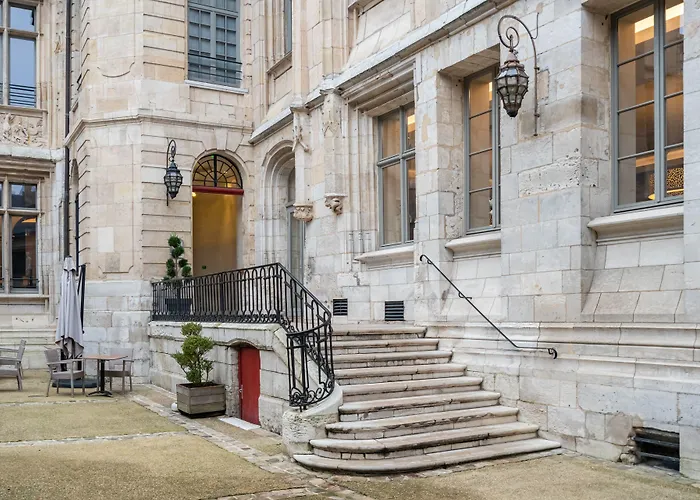 Hôtel de Bourgtheroulde, Autograph Collection